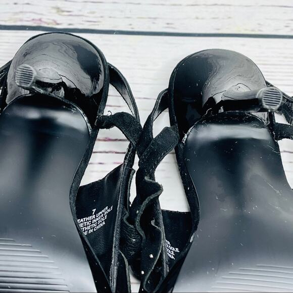 BCBG Paris leather upper ruffle with metal silver accent NEW without tags - Picture 5 of 11